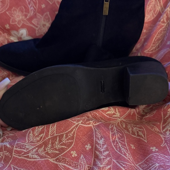 Elegant Black Ankle Boots - Picture 4 of 5